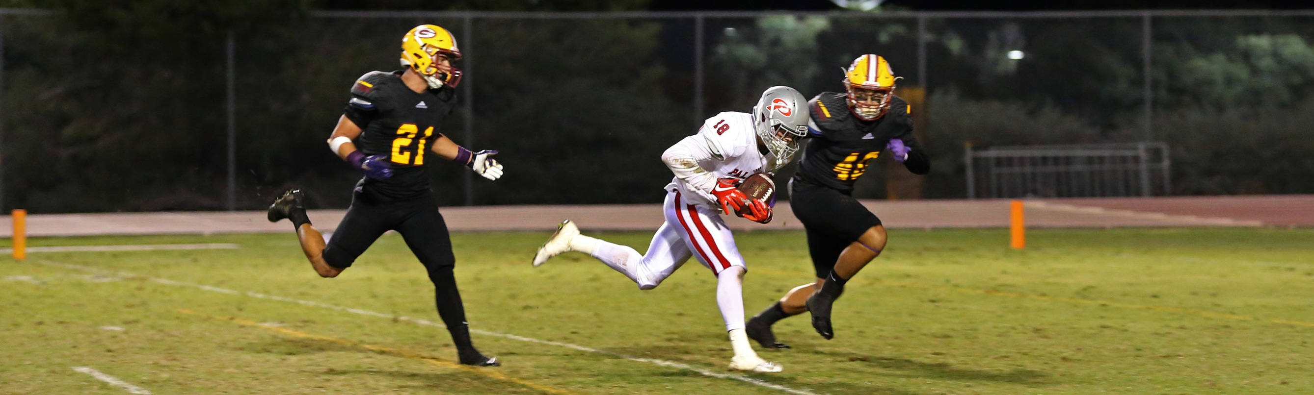 Chris Grimes races between two Saddleback defenders for a receiving TD. -- Photo by Hugh Cox
