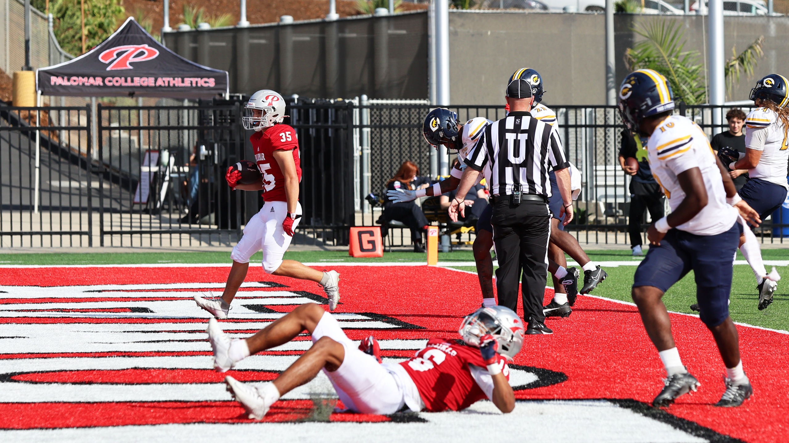 Chris Bausch scored the only touchdown for the Comets. Photo by Hugh Cox.